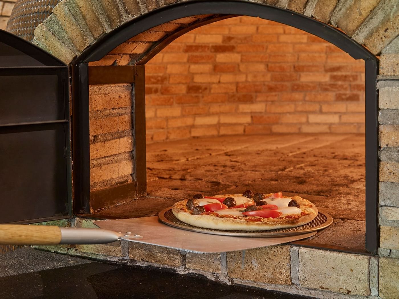 Una pizza sacada del horno en Hoteles Fiesta Americana