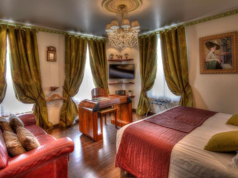 Intérieur élégant de la Junior suite avec lit, canapé et TV à l'Hôtel Villa Aultia à Ault.