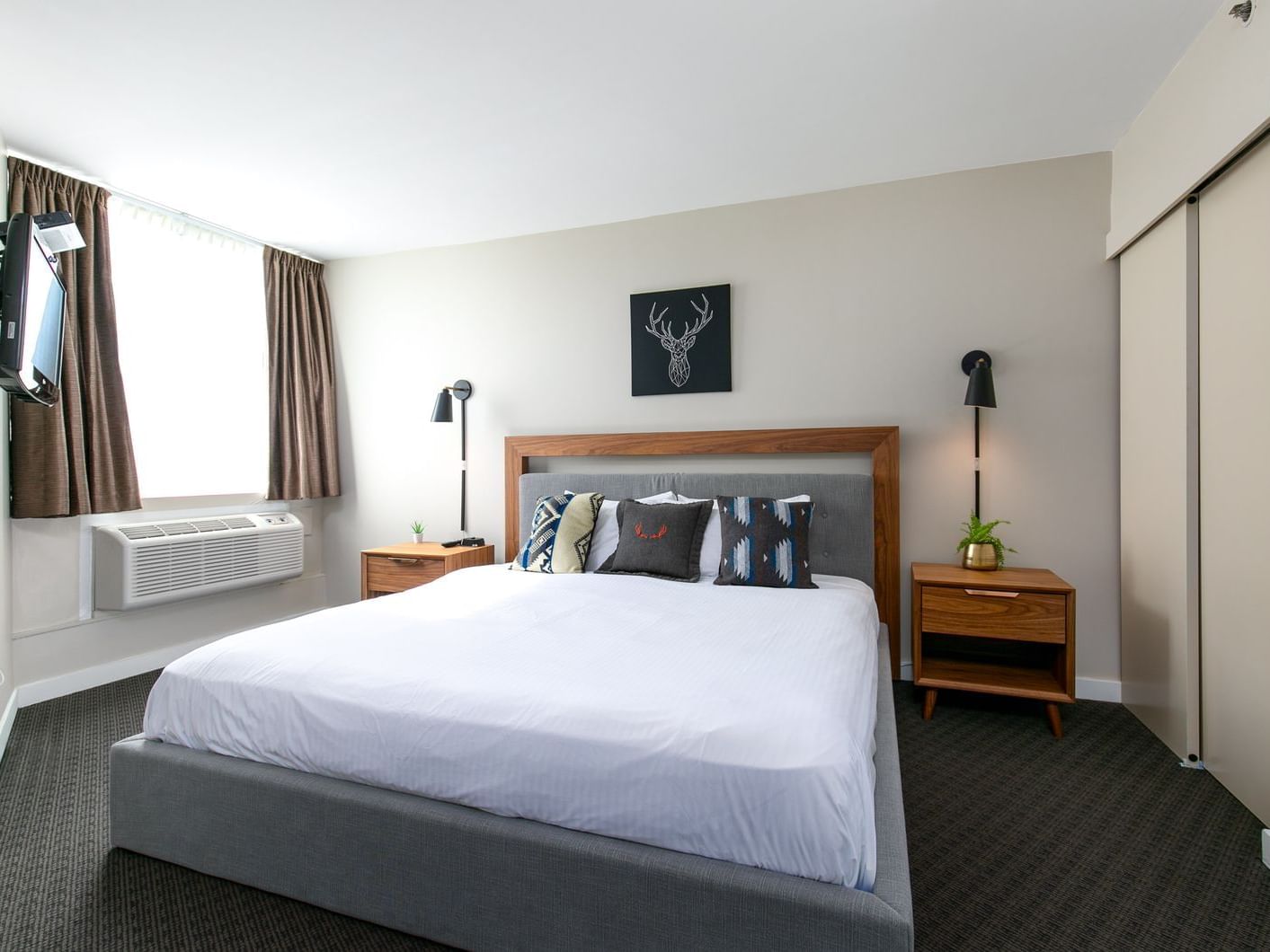 Hotel room with one bed.