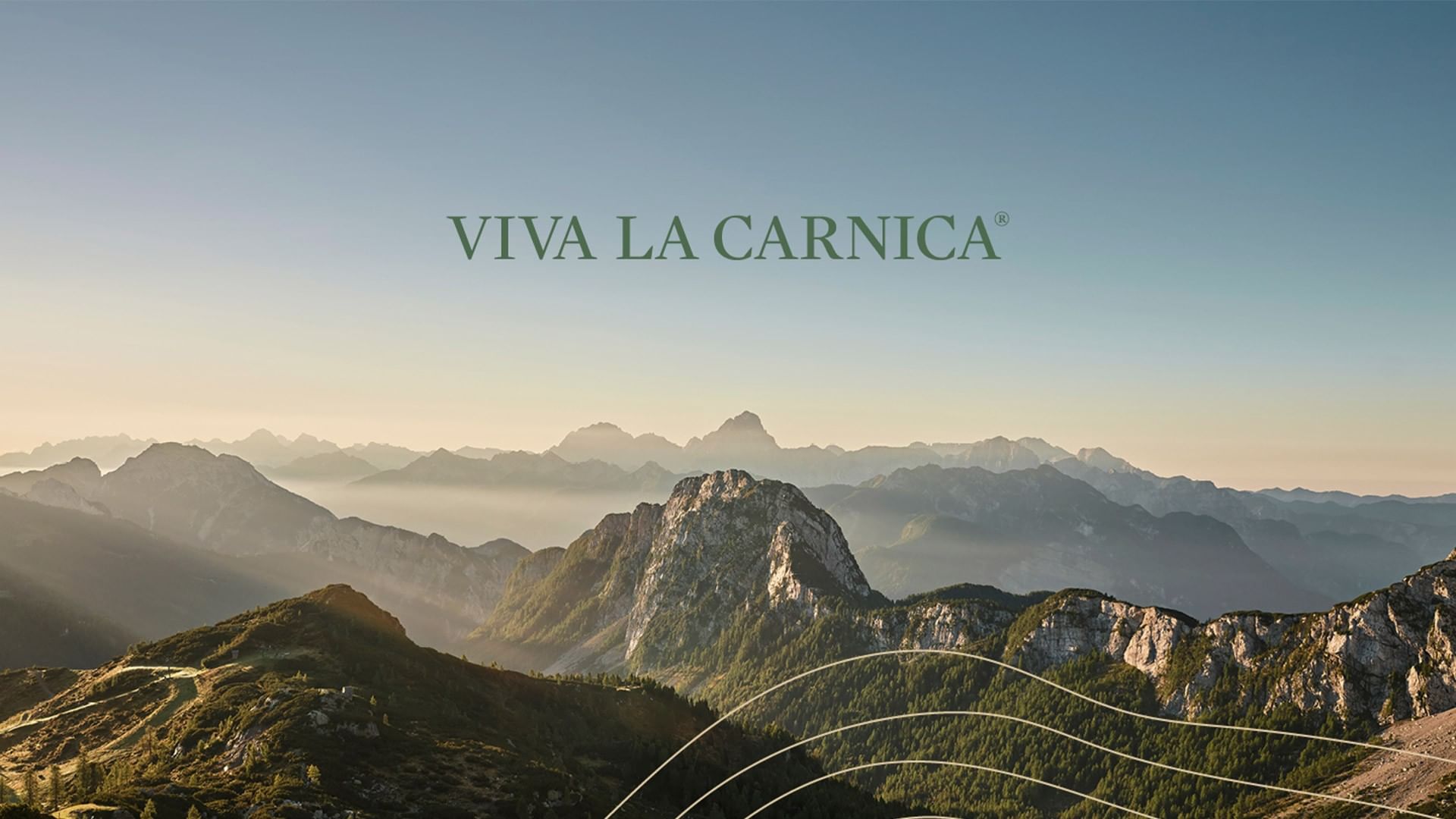 Malerische Berglandschaft mit dem Slogan Viva La Carnica bei Falkensteiner Hotel & Spa Carinzia