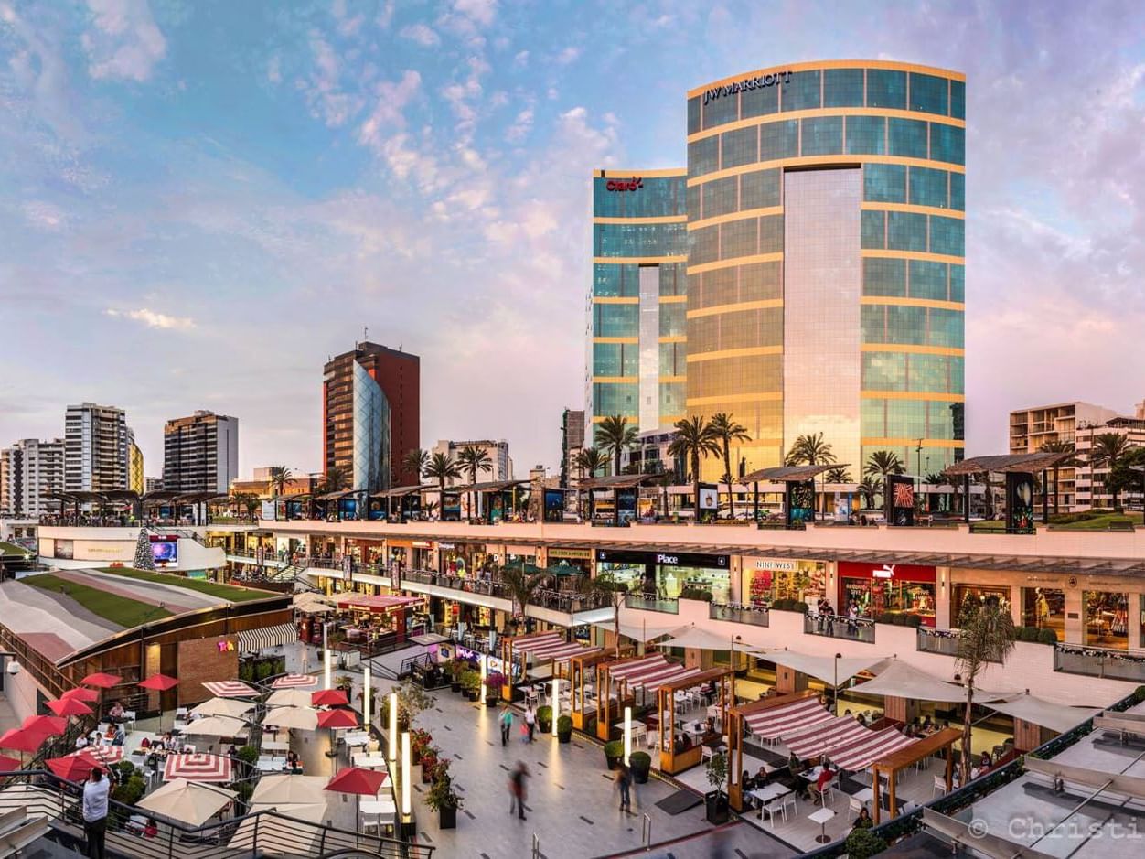 vista superior de centro comercial Larcomar a pocos metros de Suites Larco 656