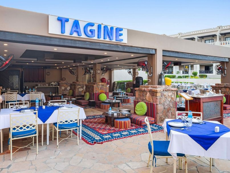 مدخل مطعم طاجين مع منطقة لتناول الطعام في فندق بيكالباتروس ساندز في بورت غالب.