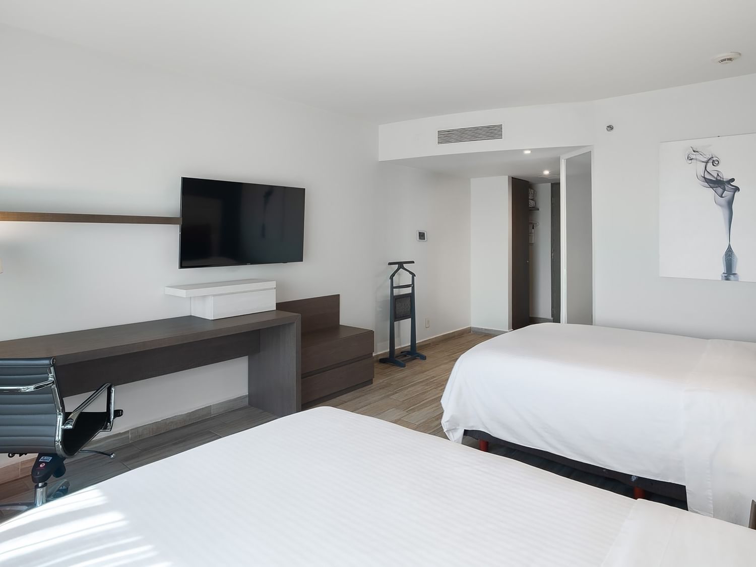 Habitación de lujo con 2 camas dobles en el Real Inn Perinorte en Tlalnepantla.