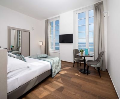 Aedes Room with cozy bed and TV at Sublimis Boutique Hotel Camogli