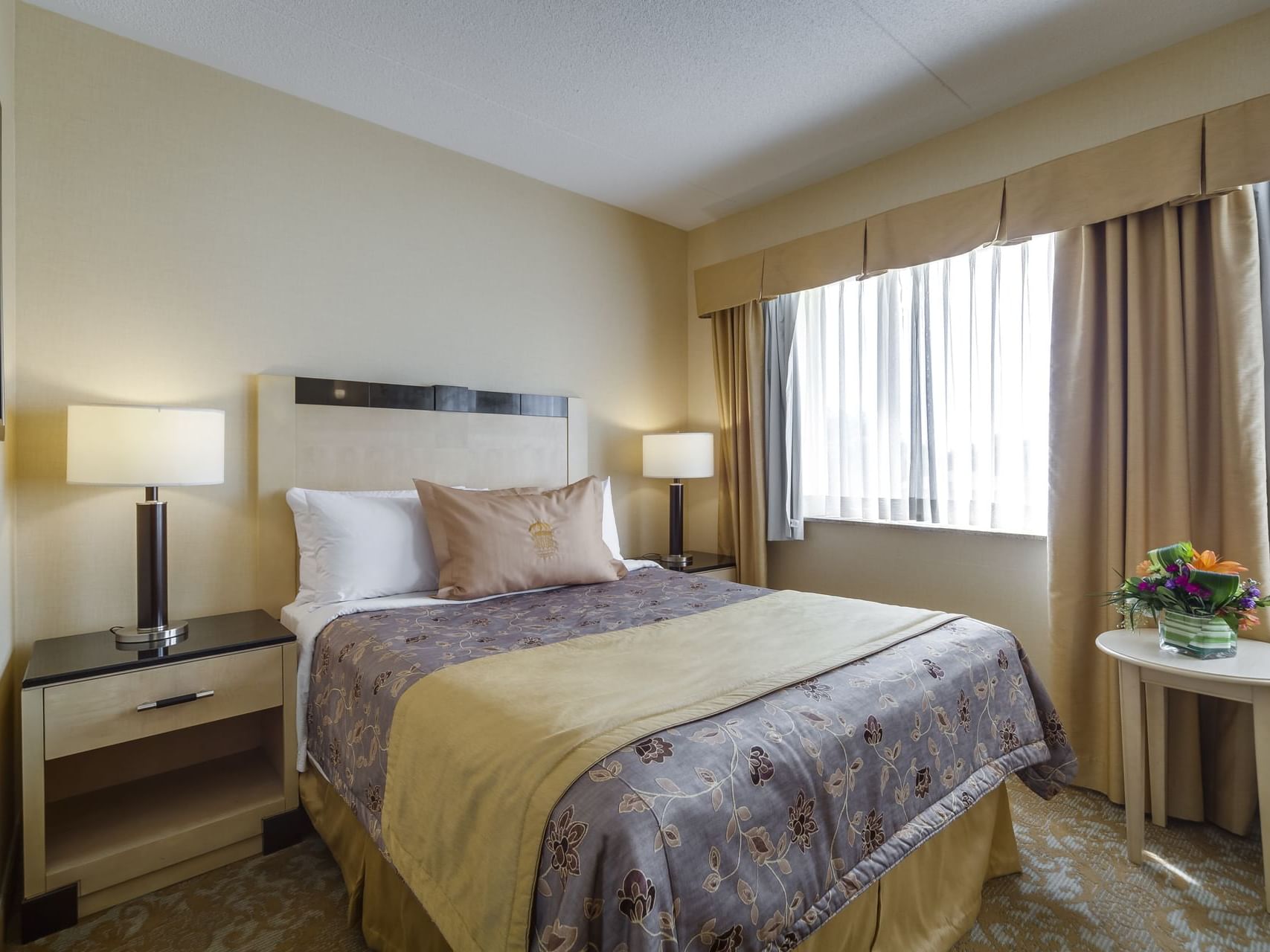 One Queen Bedroom - Markham