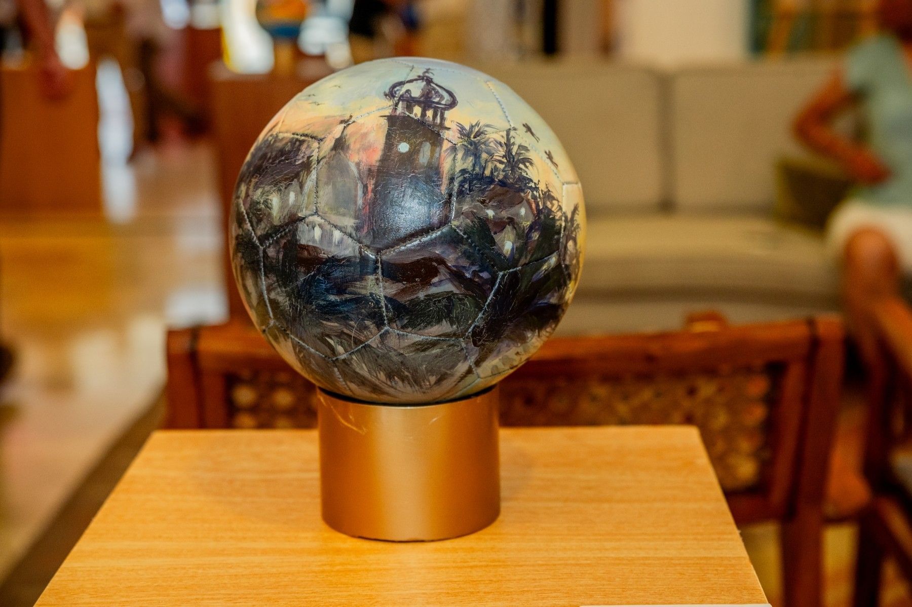 Balón de fútbol intervenido por artistas locales para la exposición Arte en Juego en Puerto Vallarta