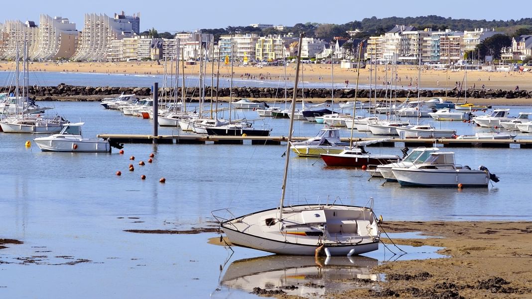 Flotte de voiliers amarrés dans des eaux calmes près des Hôtels Oceania