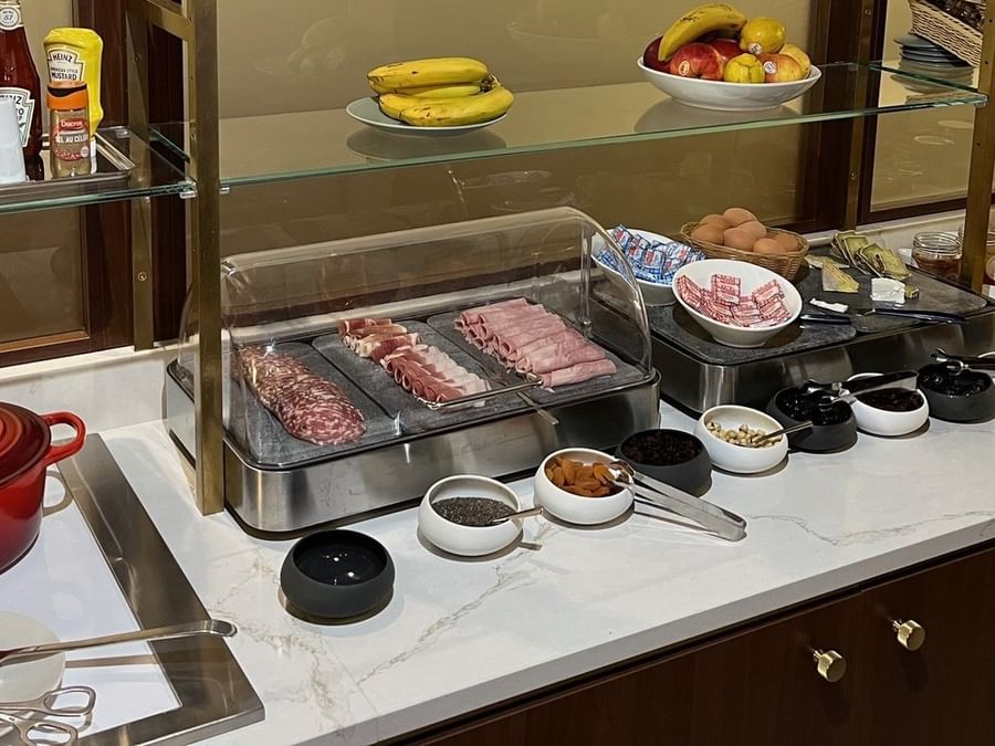 Plateau de petit-déjeuner bien garni avec charcuterie, fruits et viennoiseries à l'Hôtel Le Yachtman.