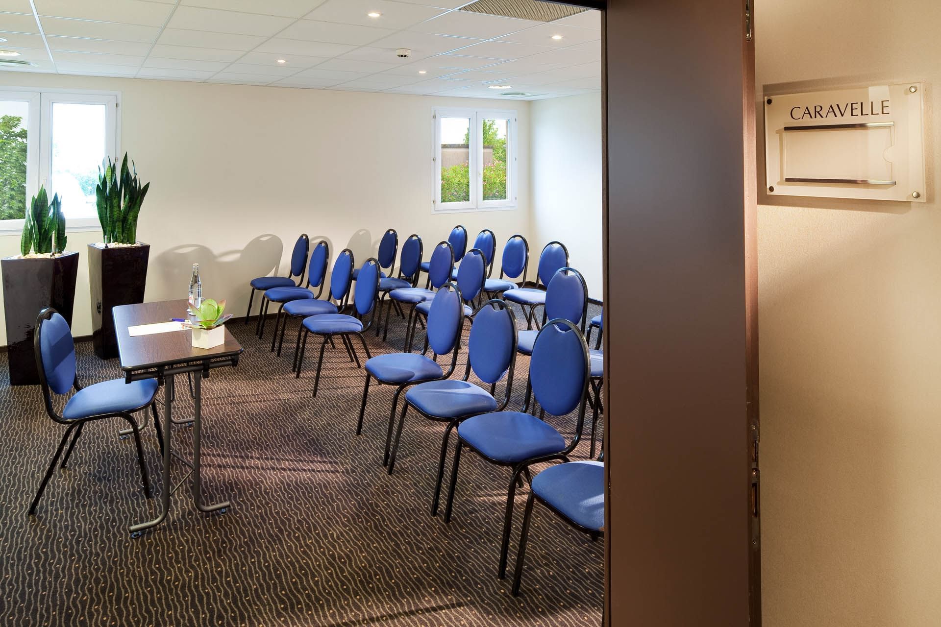 Configuration en théâtre pour une réunion à l'Escale Oceania Nantes Aéroport