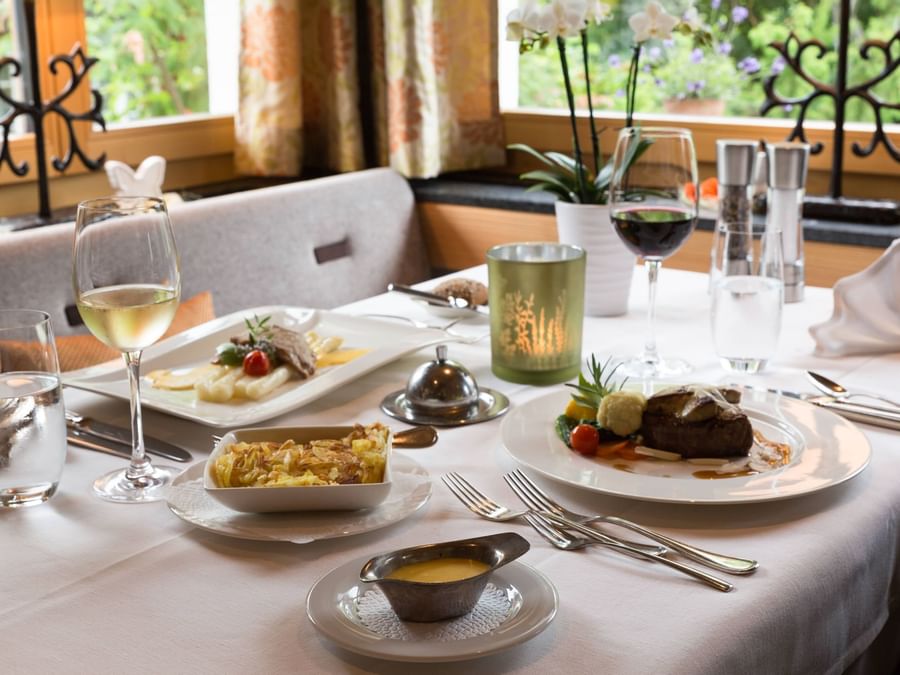 Meals served with wine at Hotel & Apartments Kirchbuehl
