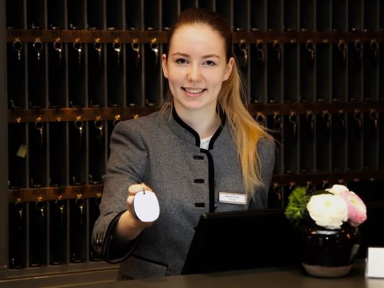 Rezeptionistin im Hotel München Palace