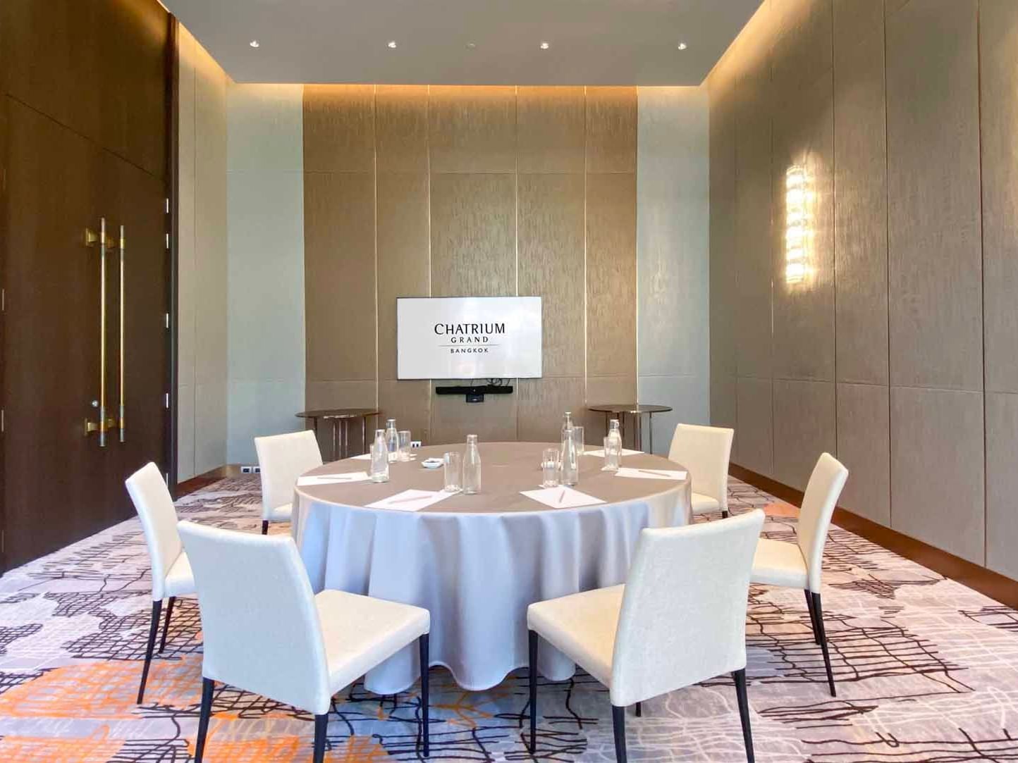 Banquet meeting tables, screen in Boontarik at Chatrium Hotels