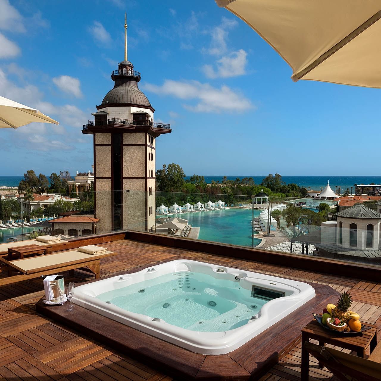 Открытая зона с джакузи в президентском люксе отеля Titanic Mardan Palace