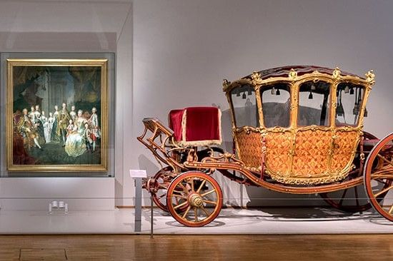Historische Prunkkutsche in der Kaiserlichen Wagenburg Wien mit kunstvoller Verzierung