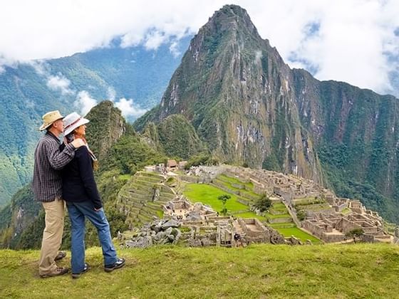 una pareja disfrutando la escena de montañas cerca del Hotel Sumaq