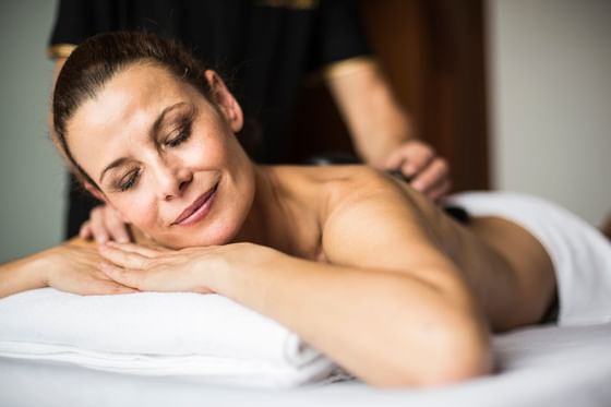 A woman is enjoying the massage in the Orjola spa at the Liebes 