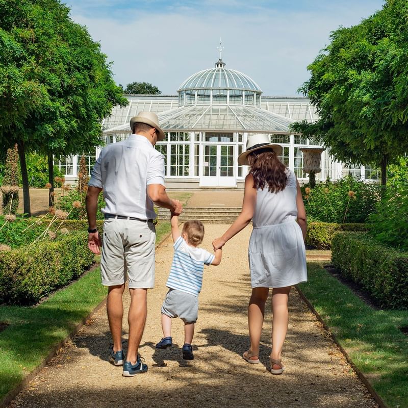 A family walking in the Park near Hotel Barsey by Warwick - Brussels