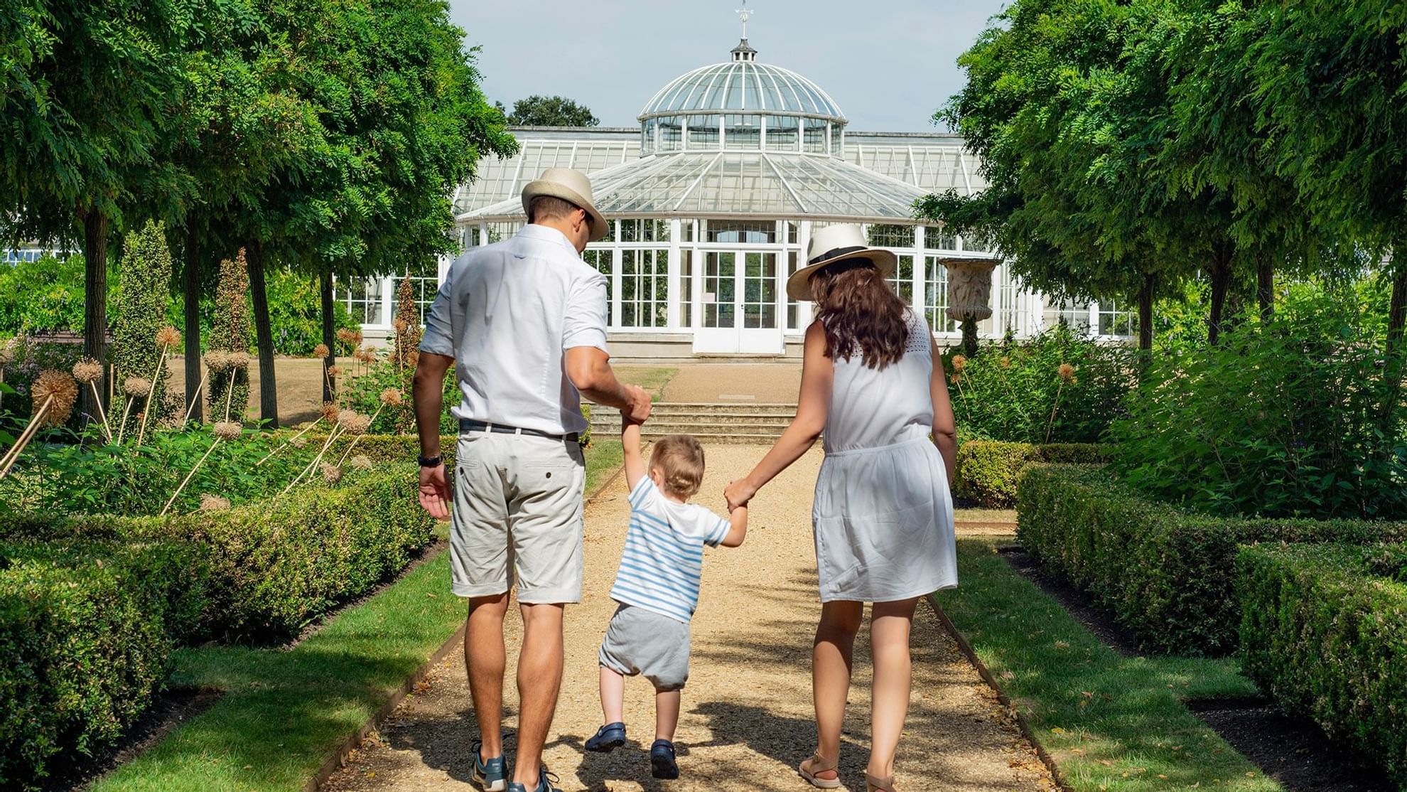 A family walking in the Park near Hotel Barsey by Warwick - Brussels