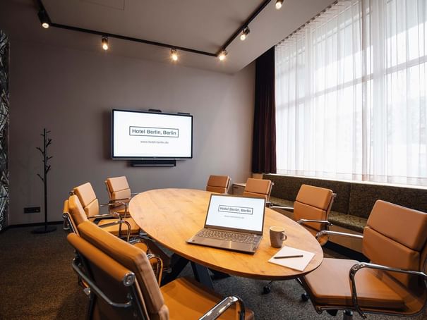 Laptop & TV in Meeting Room B7 at Hotel Berlin Berlin