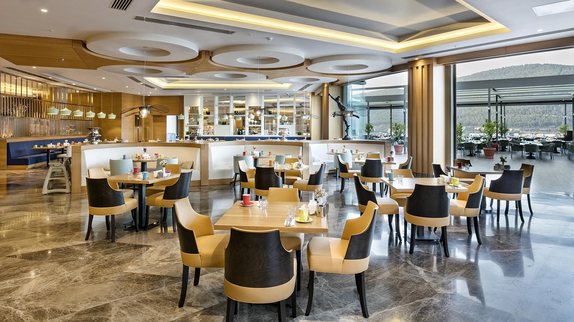 Titanic Bodrum Parkfora Restoran’ın şık ve ferah iç mekân yemek alanı.