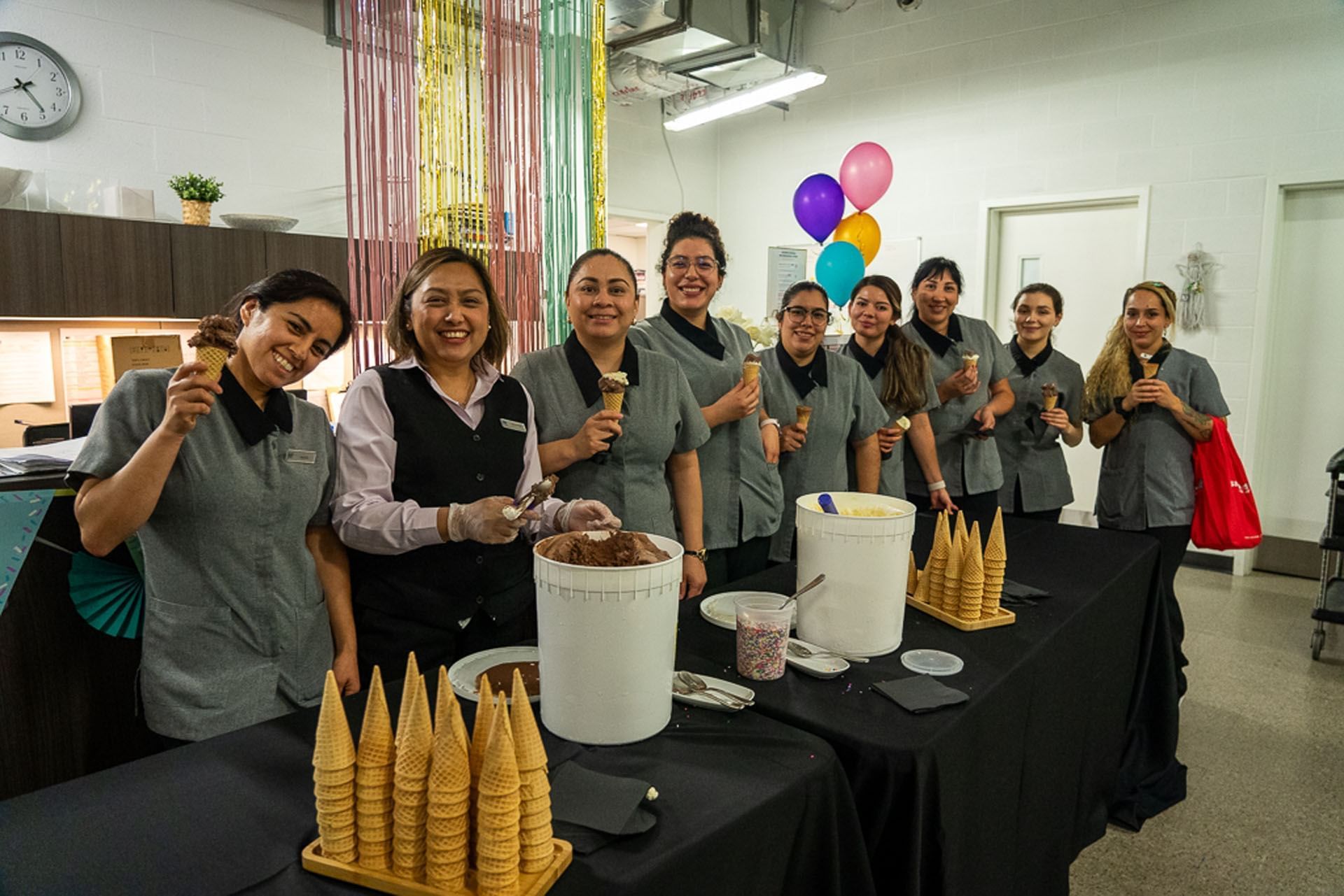 Des employés tenant des cornets de glace à l'occasion de la journée de la glace à l'hôtel X Toronto