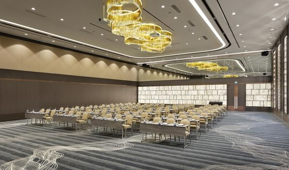 Titanic Business Kartal'daki Karina 1 salonunda, masa ve sandalyelerle sınıf düzeninde hazırlanmış bir etkinlik alanı bulunmaktadır.