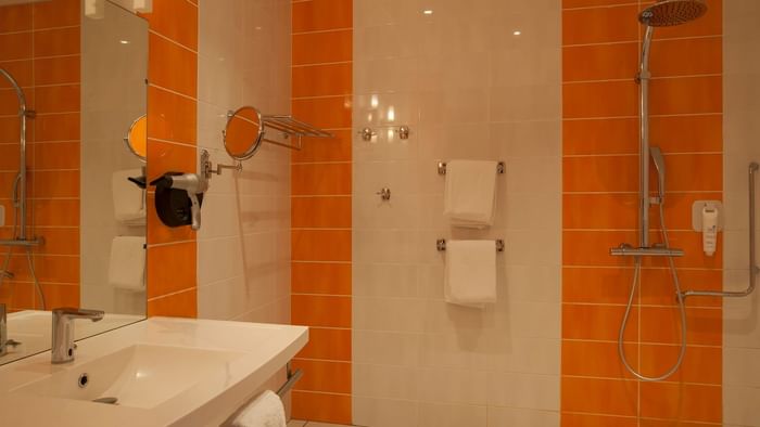 Shower & vanity area in the bathroom at Hotel de I'Univers