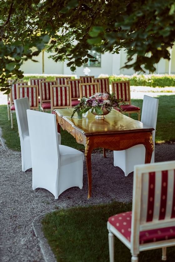 A table at a wedding in the garden at Schloss Hotel Pichlarn