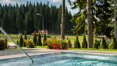 Outdoor hot tub facilities in the garden at Ana Hotels Sport
