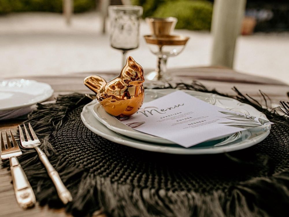 Decoración de mesa de boda arreglada en FA Hotels & Resorts