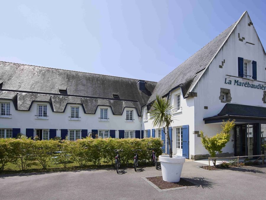 Entrée d'Hôtel La Marébaudière avec vélos et palmier en pot