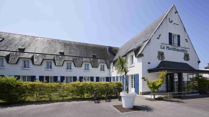 Entrée d'Hôtel La Marébaudière avec vélos et palmier en pot