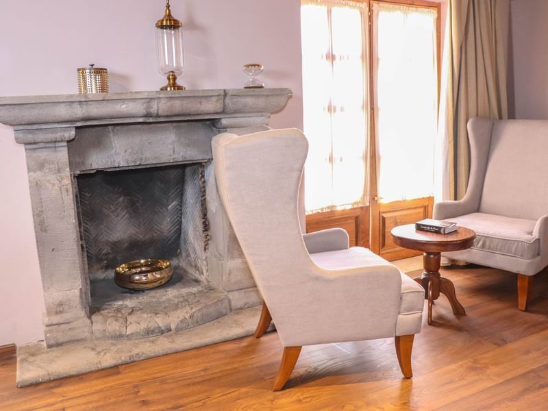 Living room with fireplace in Junior Suite at Gamma Hotels