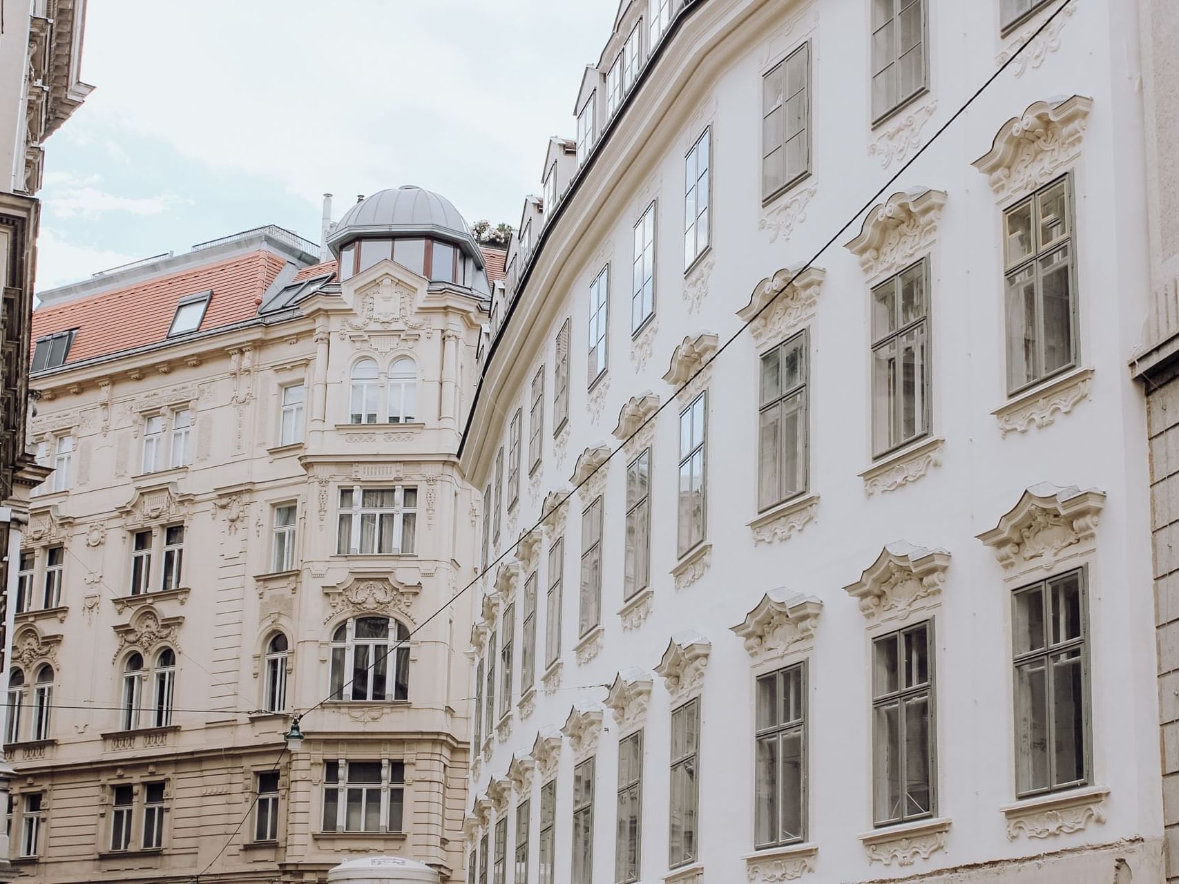Hotel THE LEO GRAND with many windows.
