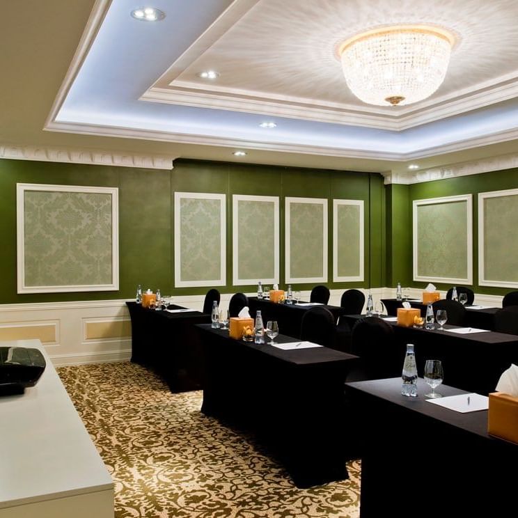 ترتيب على طراز الصف الدراسي في قاعة اجتماعات إيميرالد بفندق ووريك الدوحة