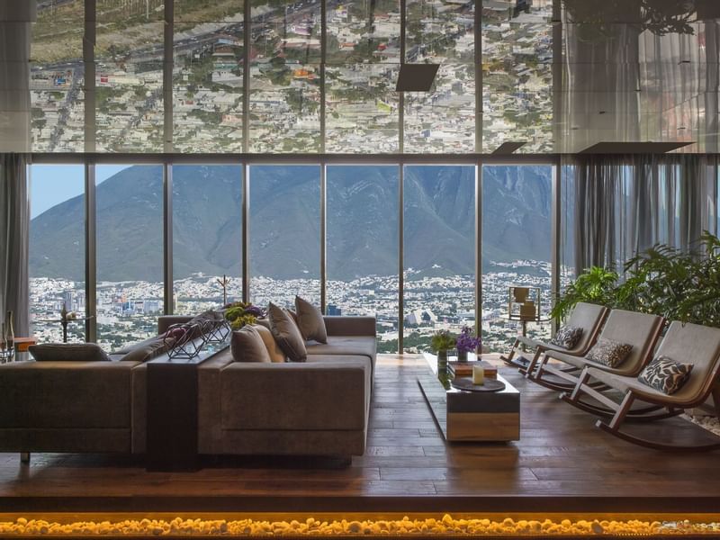 Salón con vista a la ciudad en Grand Fiesta Americana