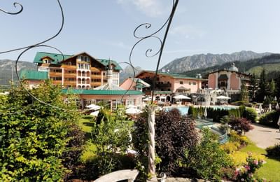 The exterior view of Hotel Liebes Rot Flueh with the garden