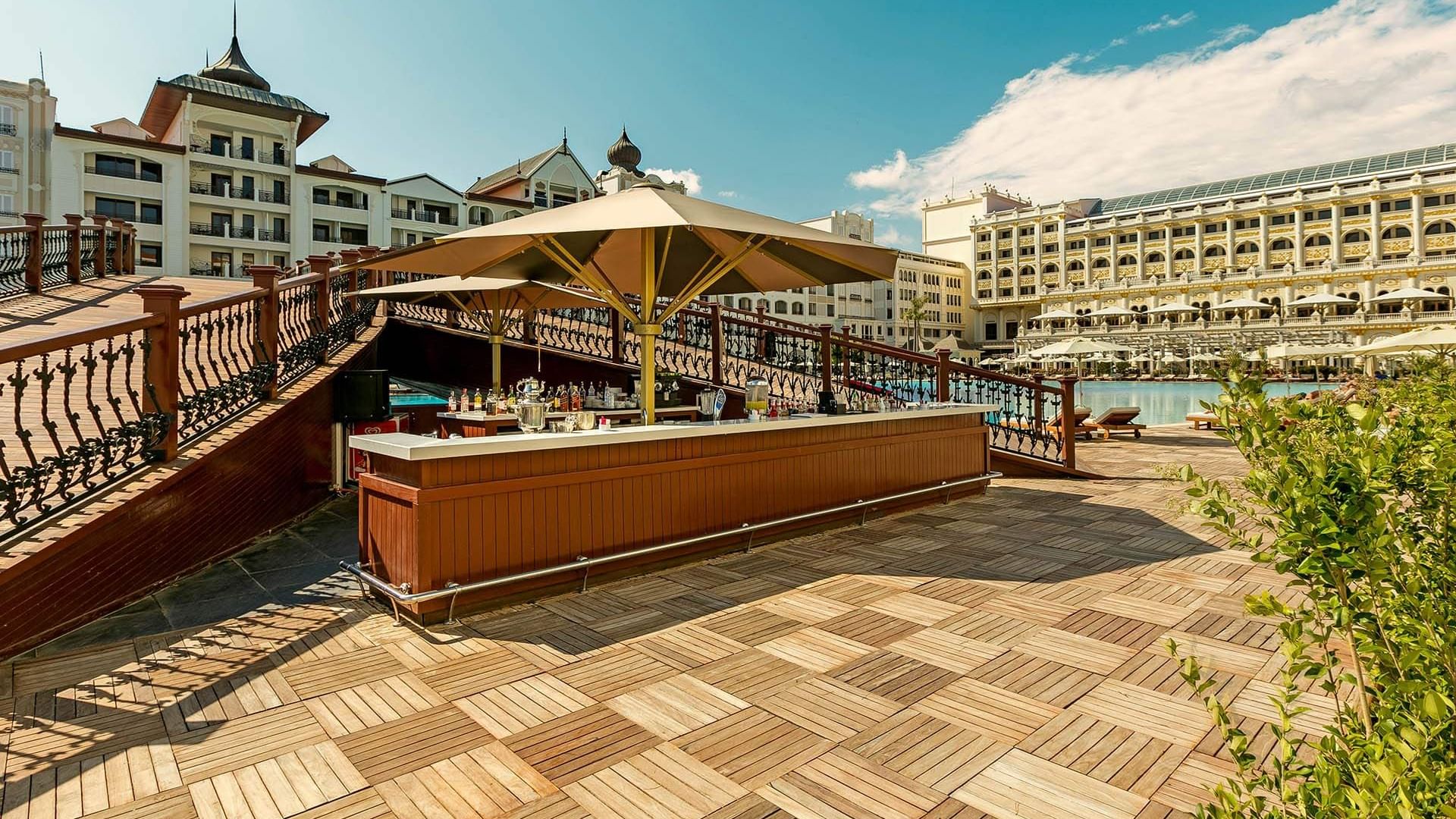 Leonardo Bridge Pool Bars — опыт открытого бара с природными акцентами в отеле Titanic Mardan Palace.