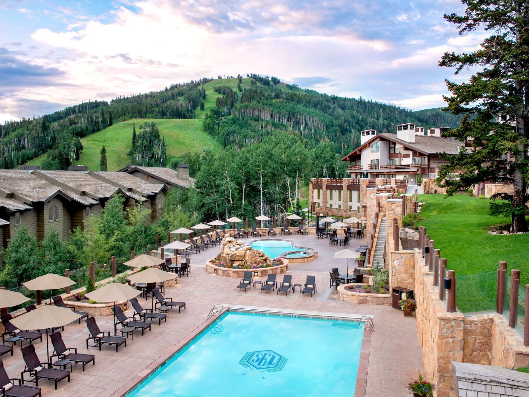 View of the pool with the mountains in the background