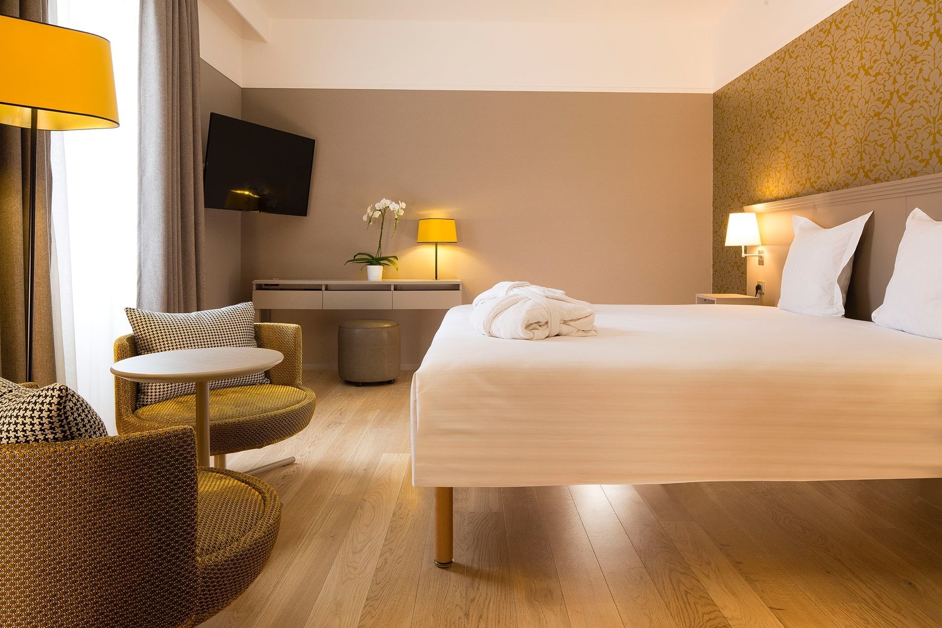 Lit queen-size et télévision dans une chambre Prestige à l'Oceania Le Jura Dijon