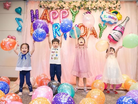 香港百樂酒店的兒童派對場地，讓小朋友在色彩繽紛的裝飾、派對帽和美味點心的歡樂氛圍中盡興而玩。