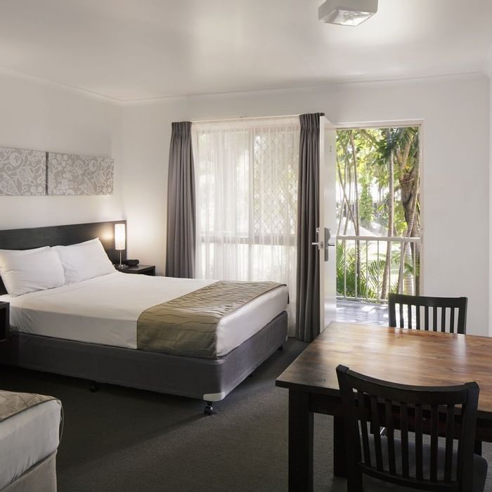 Standard Twin Room featuring twin beds, table, TV, and a balcony with outside view at Mercure Hotel Townsville