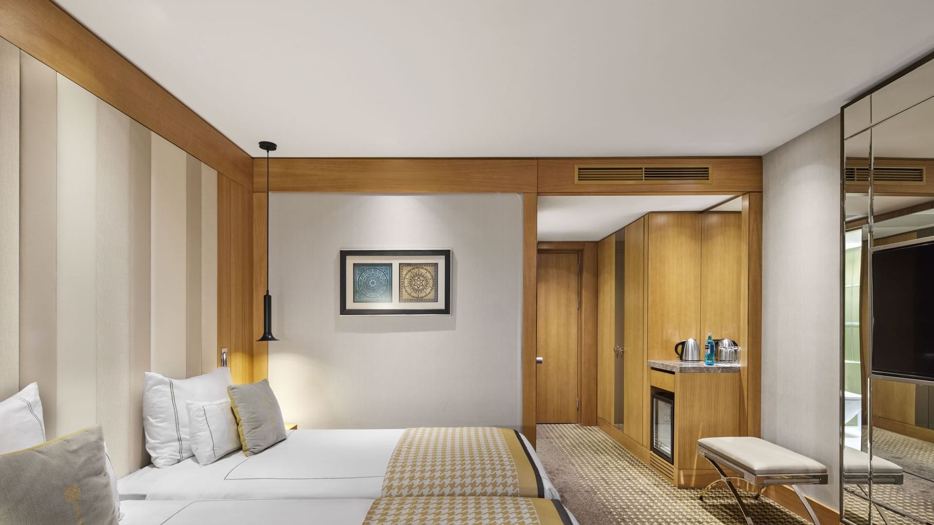 Bequemes Bett und Kaffeestation im Classic Zimmer im Titanic Chaussee Berlin