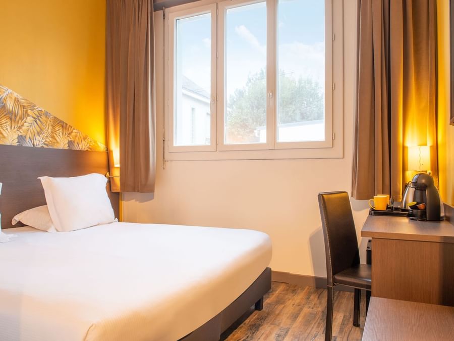 King bed in Dual Comfort Room at Hôtel de l'Europe