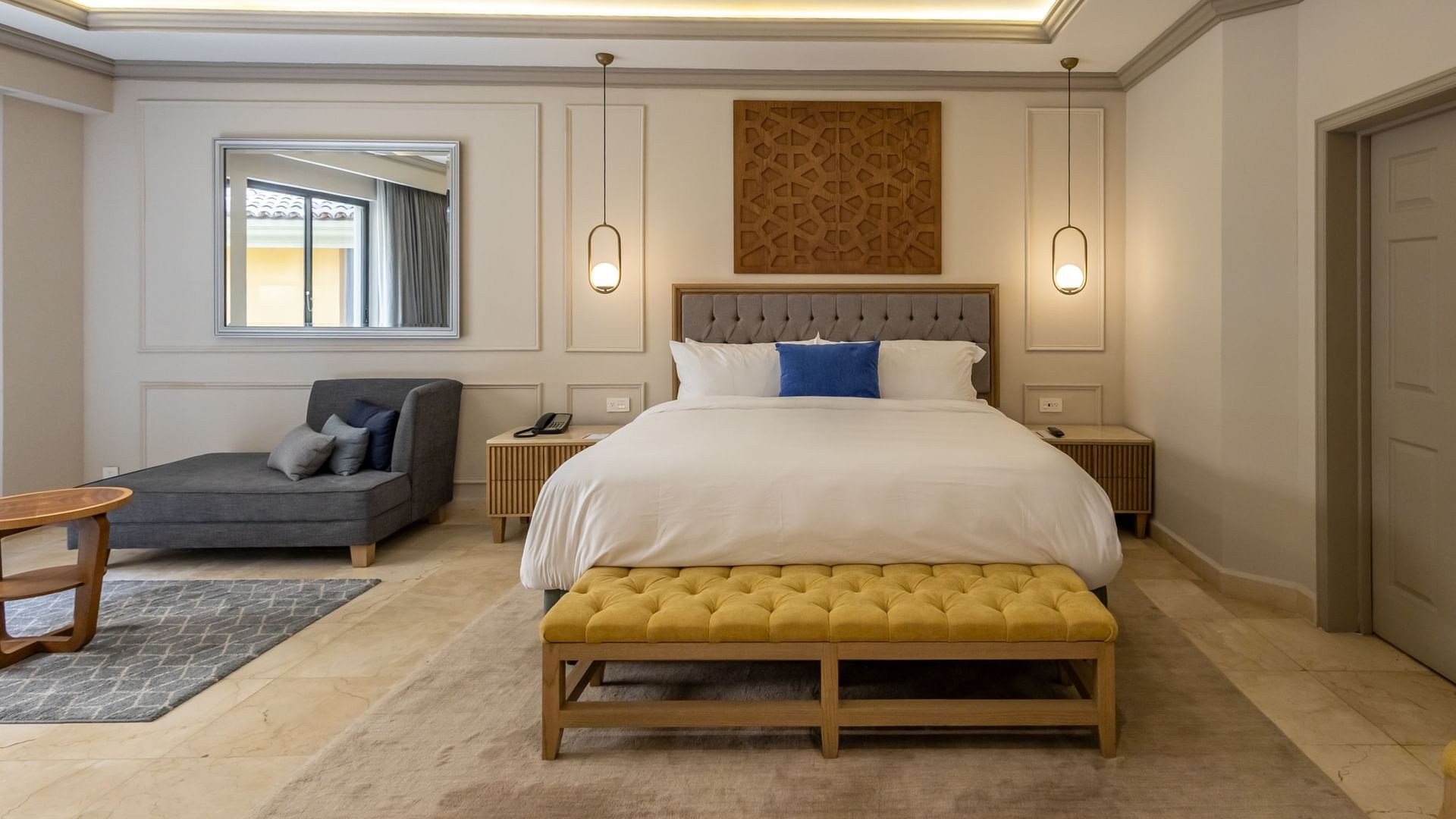 Suite Gran Clase Gold King con cama king, banco tapizado y chaise lounge en Quinta Real Monterrey, San Pedro Garza García