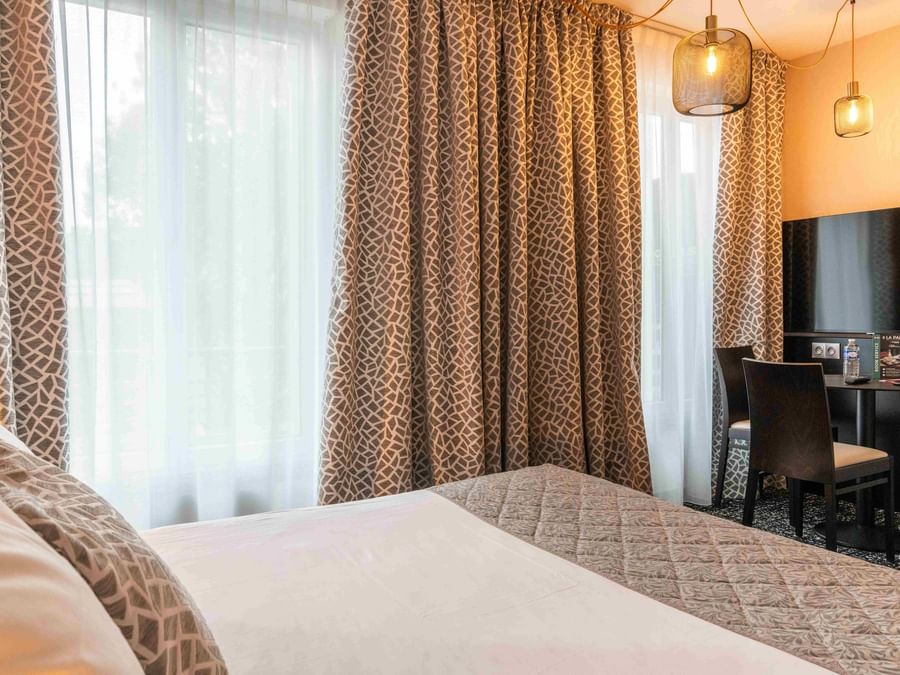 Chambre double confort avec lit, bureau et télévision au Hôtel de la Paix à Brest.