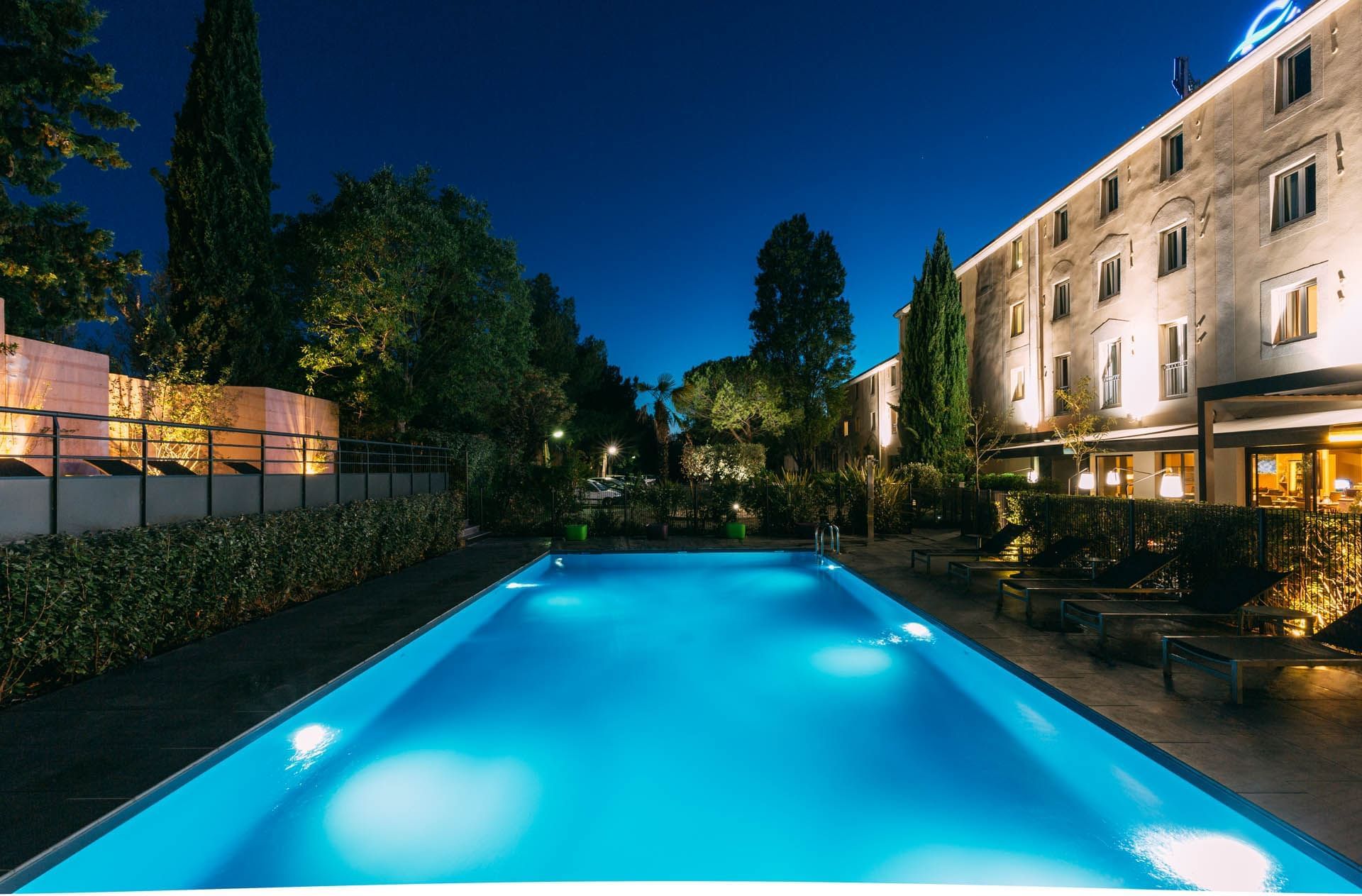 Zone de la piscine de nuit à l'Escale Oceania Aix-en-Provence