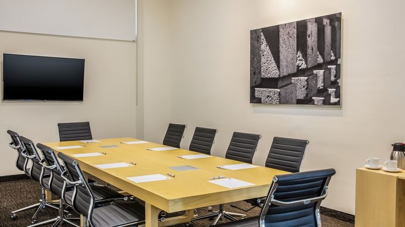 Conference table set up at Fiesta Inn Silao Puerto Interior