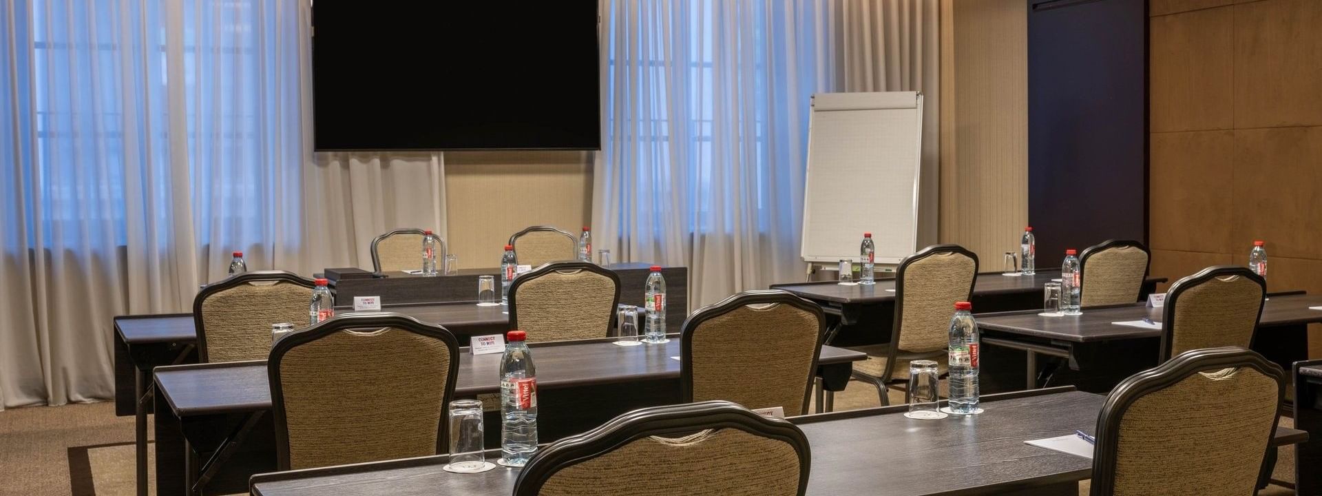 Warwick event room featuring a classroom setup facing the projector screen at Warwick Grand-Place Brussels