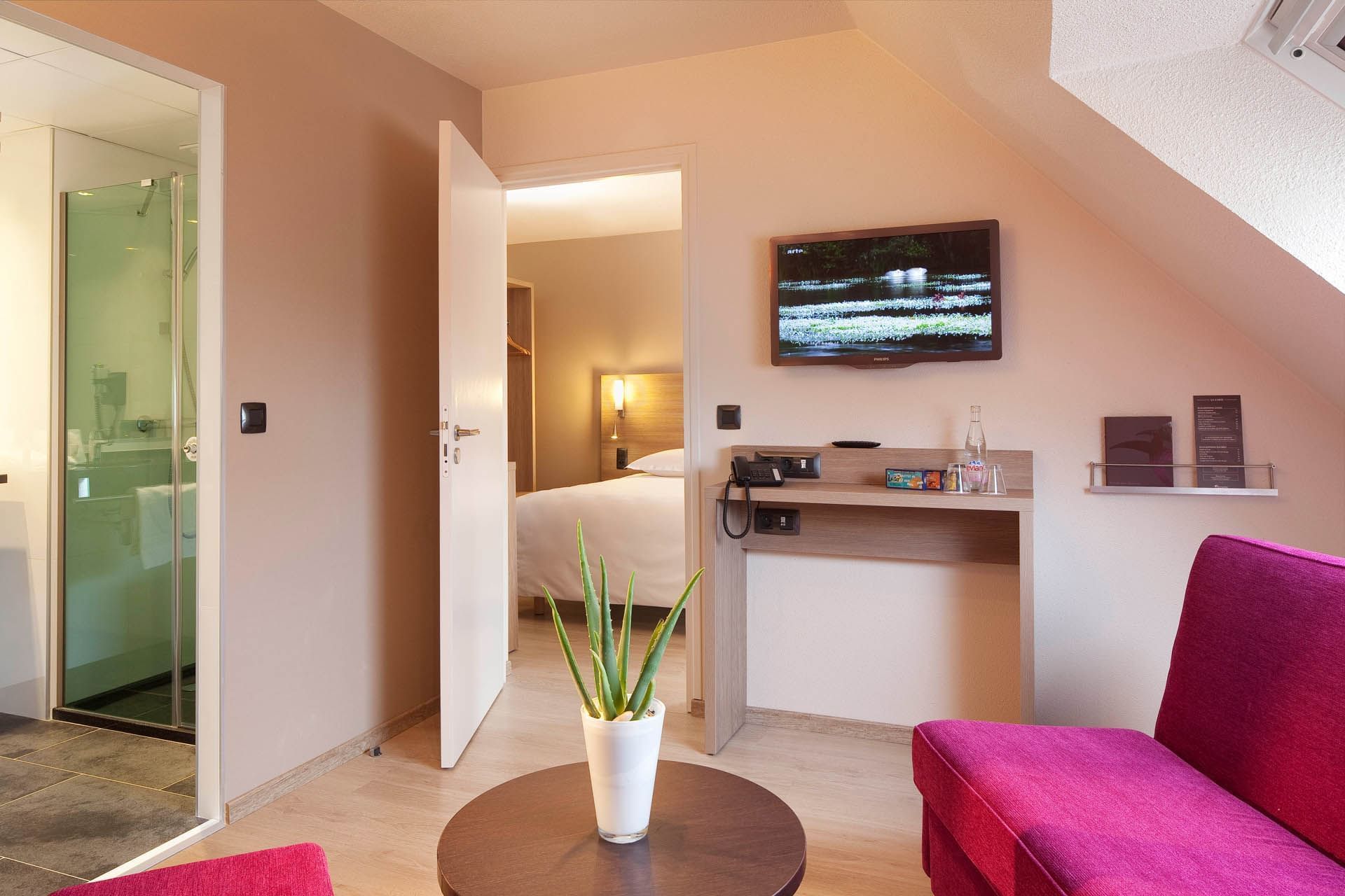 Espace salon dans une suite familiale à l'Escale Oceania Quimper